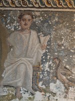 Mosaik mit Papyrusrolle Carole-Raddato-Mosaik-Schriftrolle