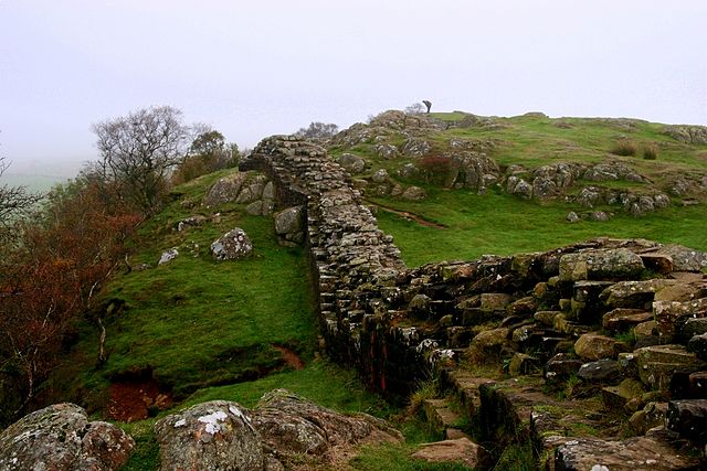 640px-Hadrian's_Wall_green_hills