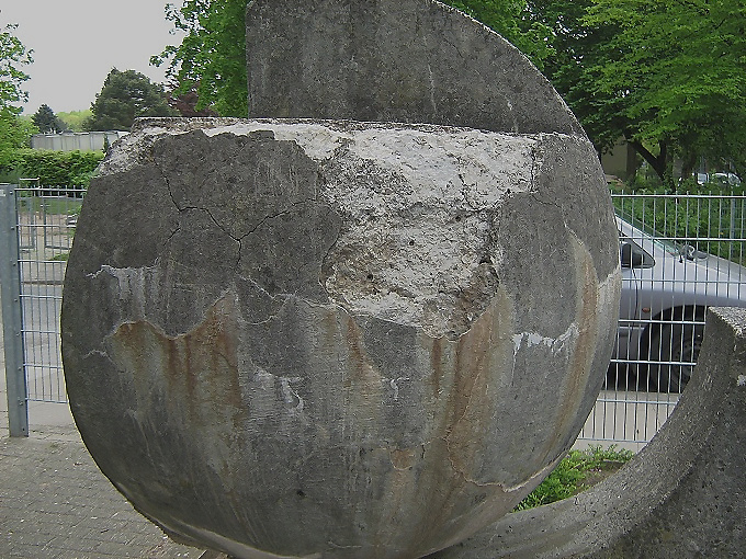 Weltkugel-Skulptur-geöffnet_2012