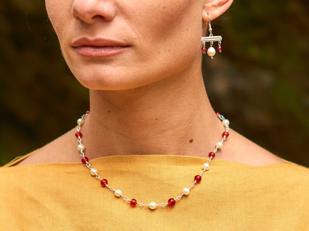 Römische Frau mir antikem Schmuck - Kette rote Perle