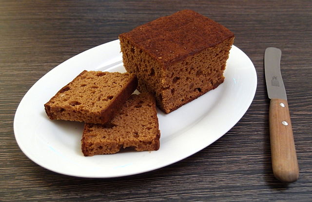 Honigkuchen gingerbread_loaf,_cut_open